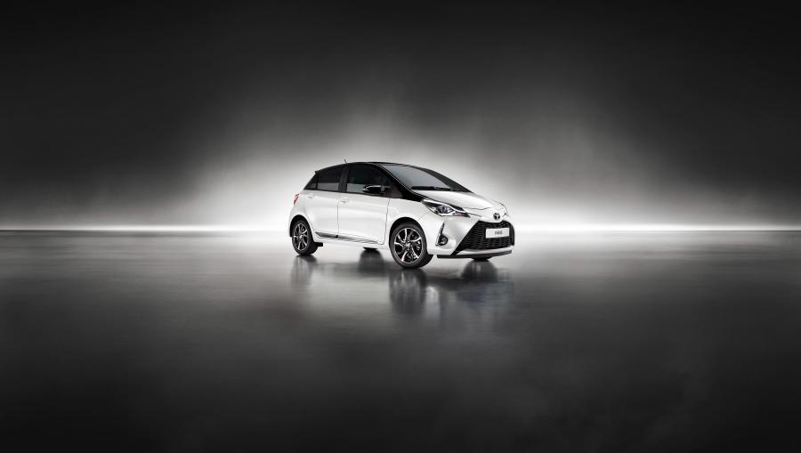  Toyota Yaris Bi-Tone 2017 года  (фото 7 из 36)